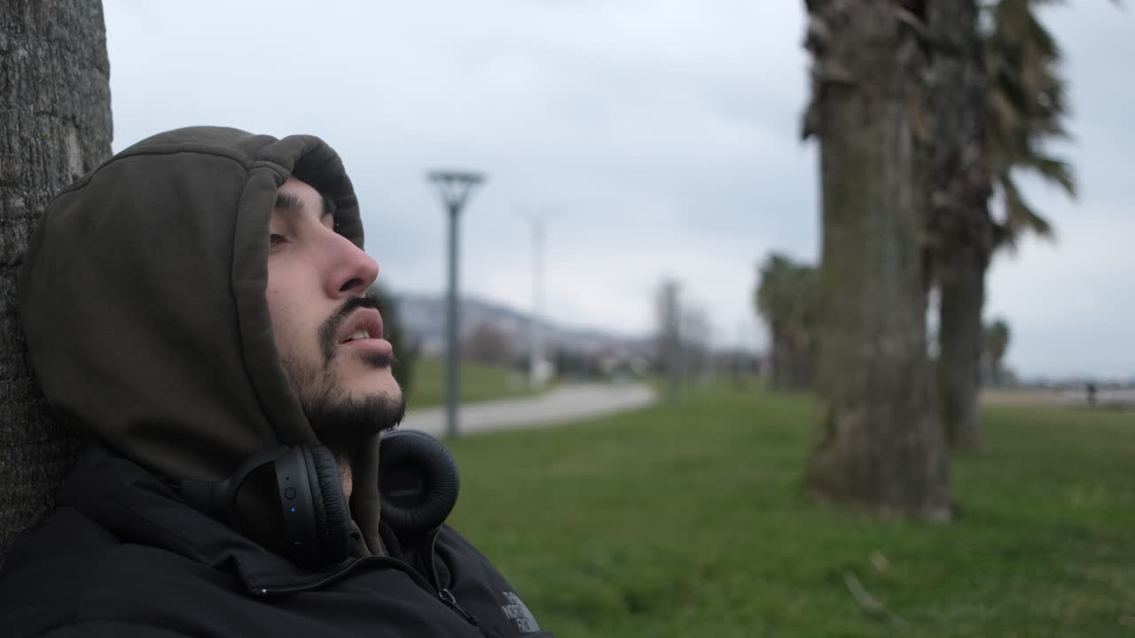 Uomo depresso che fuma