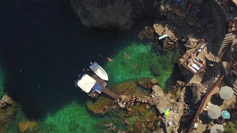 Vacaciones-De-Verano-Diversión-Actividades-Acuáticas-Isla-De-Corfú-Idílica-Bahía-Rocosa-De-Arriba-Hacia-Abajo