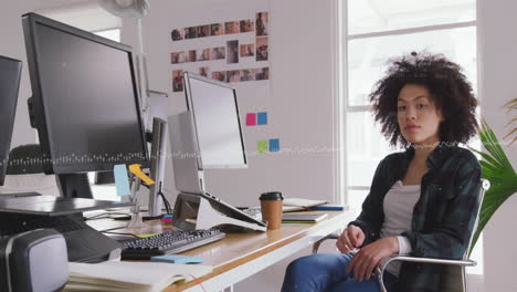 compuesto de procesamiento de datos financieros sobre mujer de negocios usando computadora en la oficina.