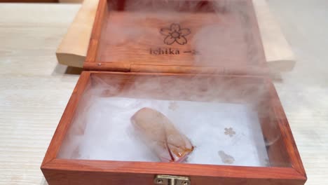 sushi revelado con un dramático efecto de humo