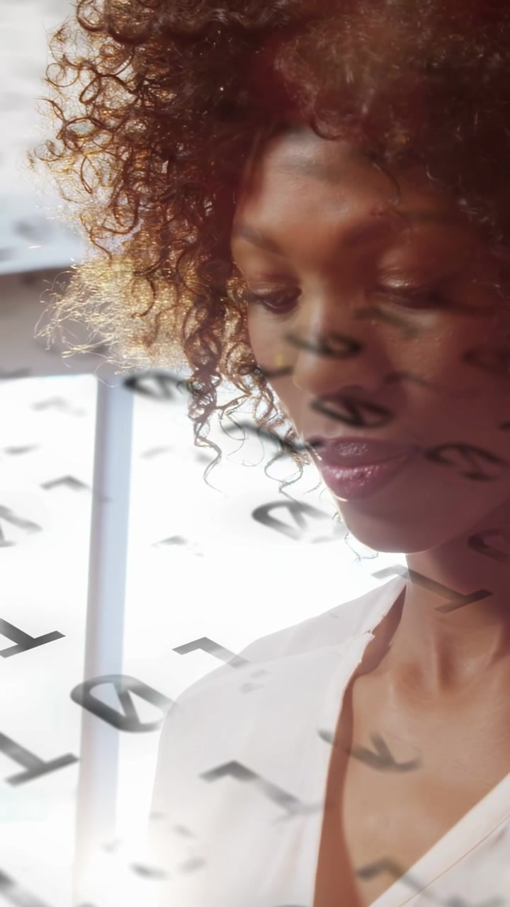 Video verticale: Donna che tocca un tablet, legge dati mentre la telecamera si alza, codice binario si forma e sorride.
