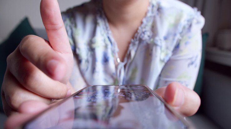Saturazione della comunicazione digitale: donna che usa il telefono per l'interazione sociale