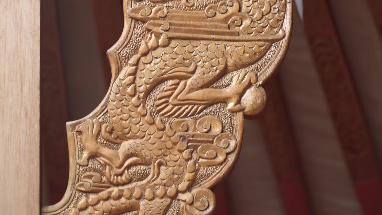 Intricato intaglio in legno di drago su architettura tradizionale asiatica