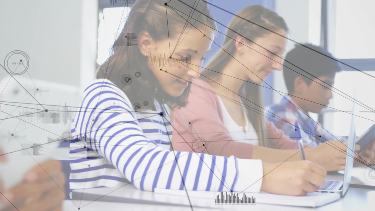 Studenti che toccano i dispositivi mentre prendono appunti in classe, avviando grafici di rete che collegano i compagni.