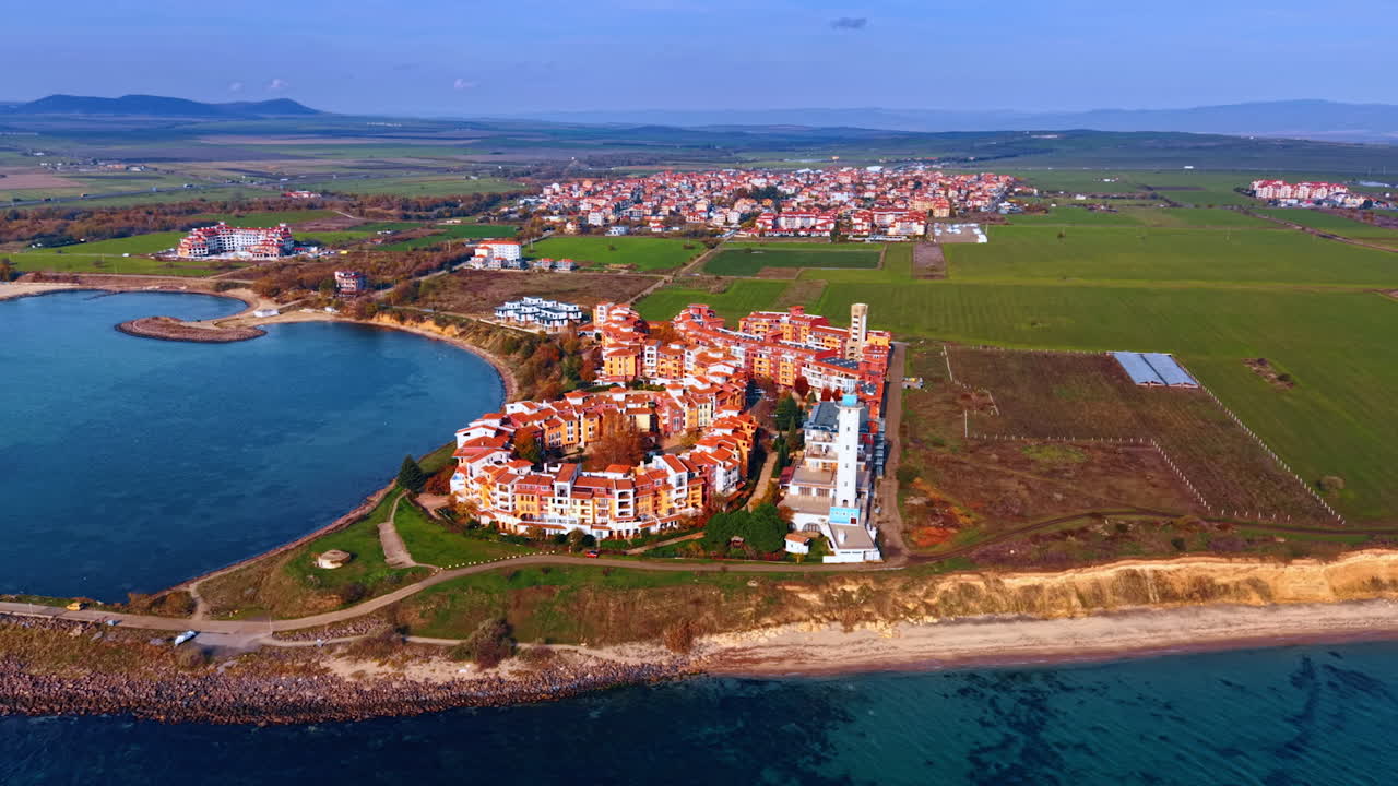 Delizioso complesso residenziale di case luminose e faro sulla riva del mare. Campi verdi intorno all'area. Aheloy, Bulgaria