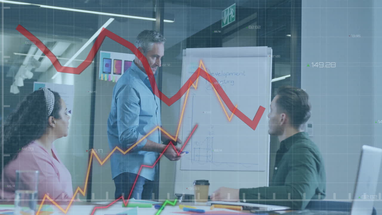 animación del procesamiento de datos financieros sobre diversas personas de negocios en la oficina