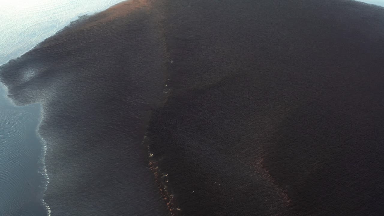 formación de agua abstracta cerca de la orilla del río olfusa en islandia