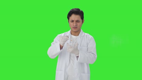 Científico-Indio-Confundido-Haciendo-Experimentos-Científicos-En-Pantalla-Verde