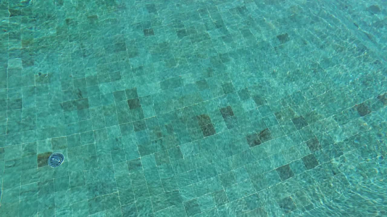 물 연못 의 타일 된 바닥