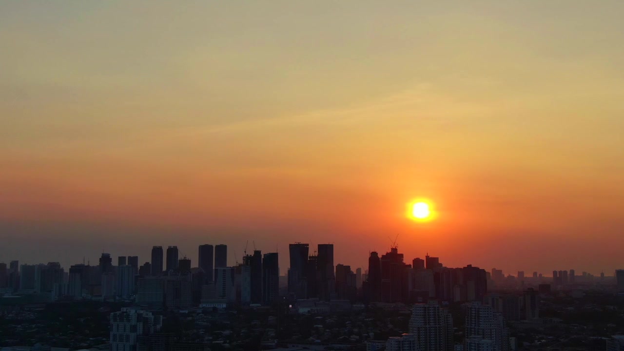 Um pôr do sol casual de drone sobre o horizonte de Pasig, Manila