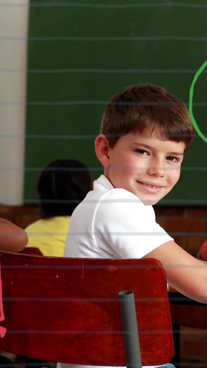 Animación de iconos escolares sobre escolar caucásico sonriente en el aula con maestra y compañeros de clase
