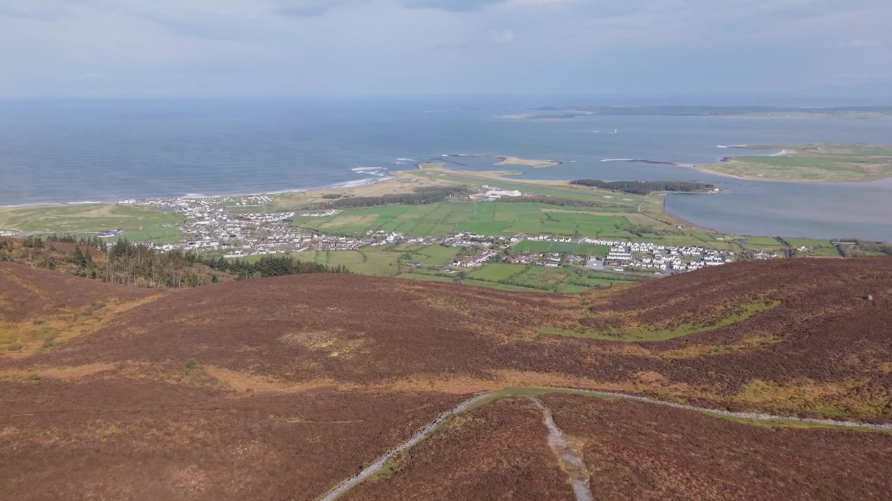 Il villaggio costiero di Strandhill dalle pendici del monte Knocknarea nella contea di Sligo, Irlanda. Inquadratura aerea rivelatrice.