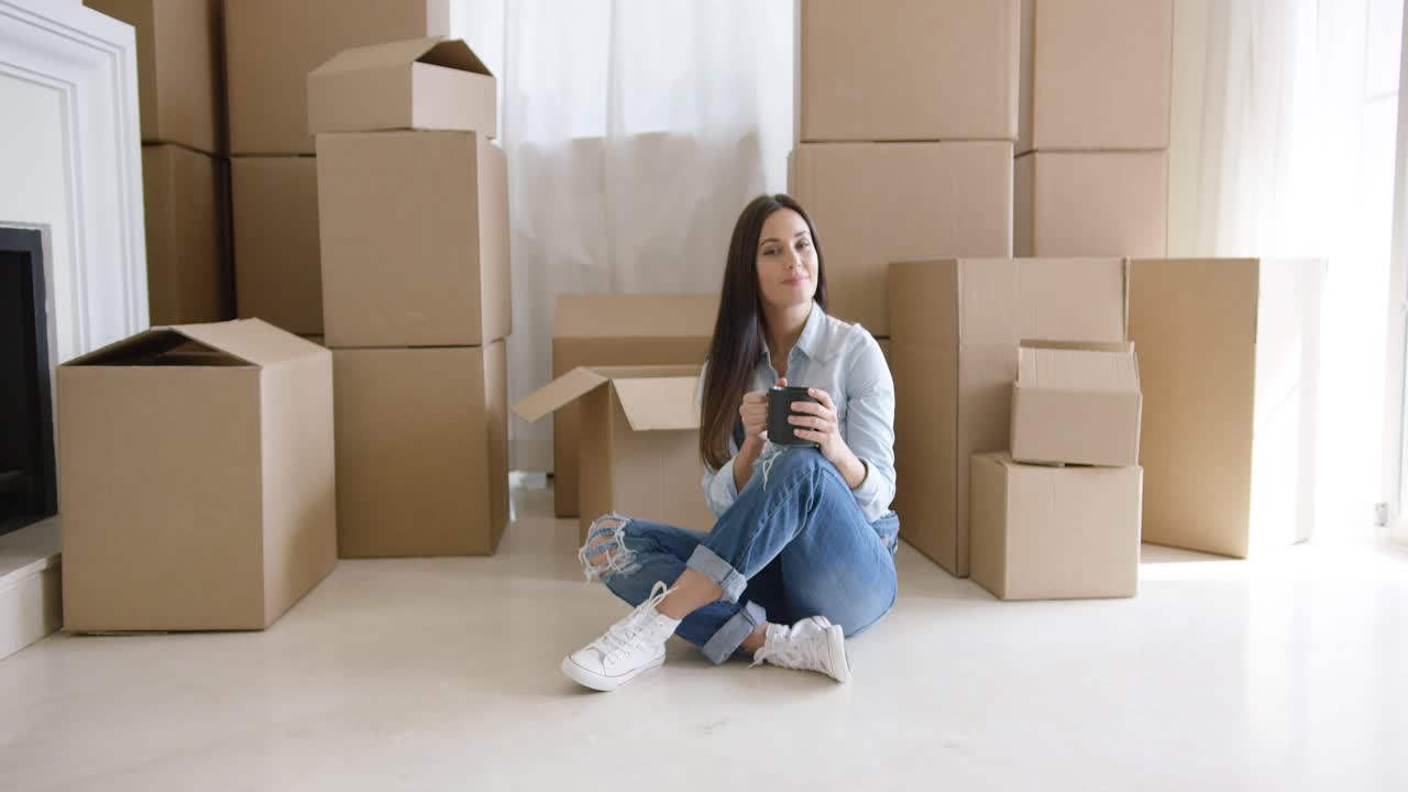 una mujer joven relajándose con una taza de café.