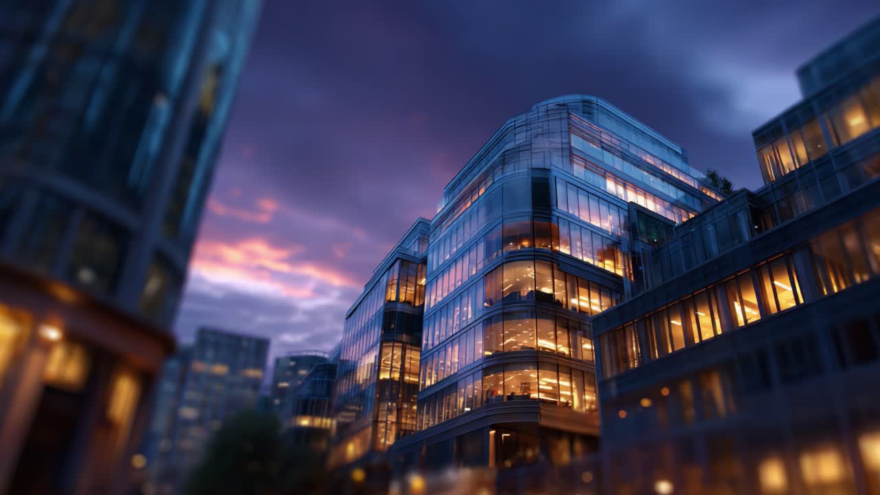 Arquitetura moderna iluminada sob um céu crepuscular: uma progressão impressionante do entardecer para a noite, exibindo design urbano e fachadas de edifícios vibrantes