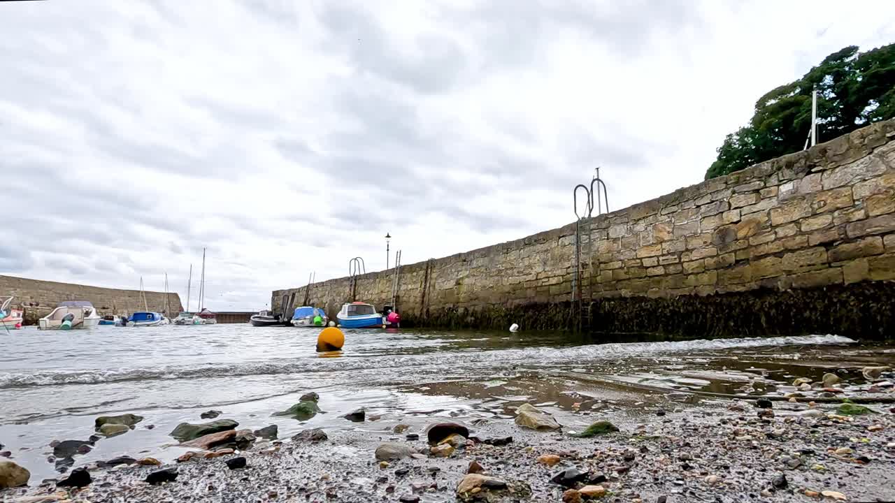 바위 가 있는 해변 에서 물 수준 이 상승 하고 있다