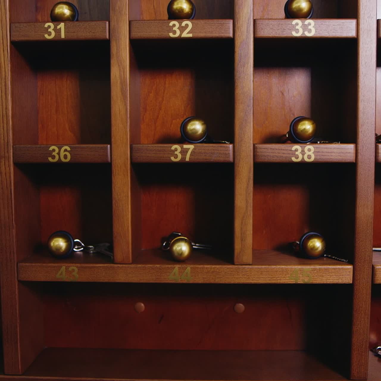 recepcionista del hotel selecciona la llave de la habitación