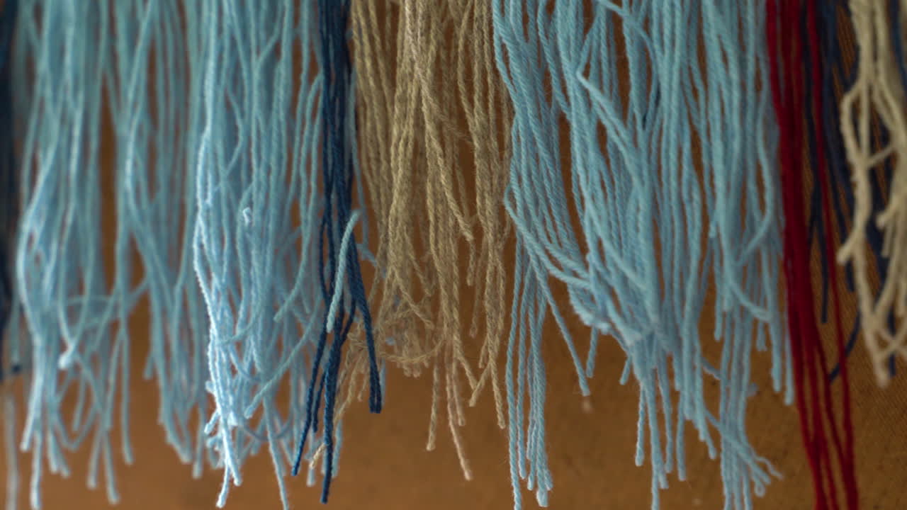 hilos colgantes azules y beige para el tejido