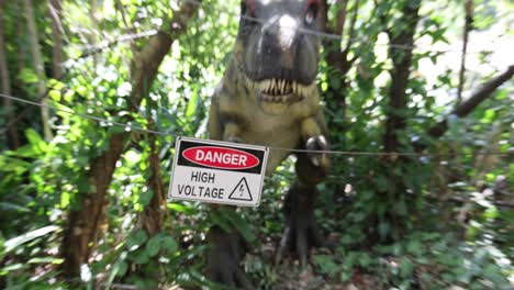 t-rex cerca de la señal de peligro en el bosque verde exuberante