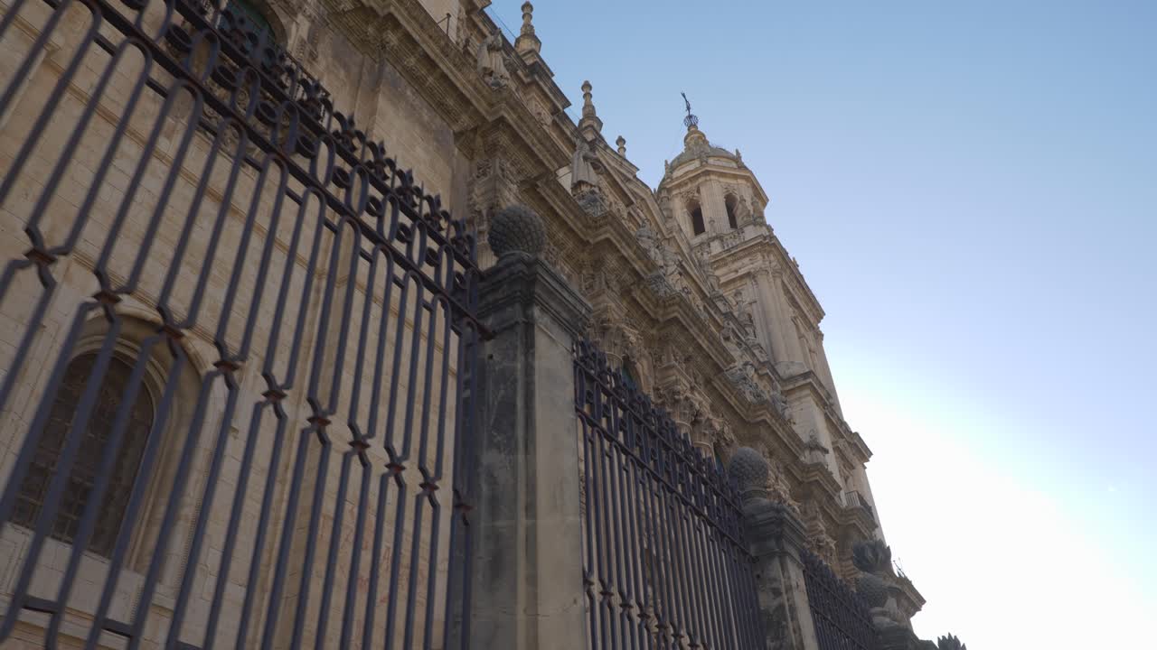 viajando de la catedral de jaén en vista de ángulo bajo