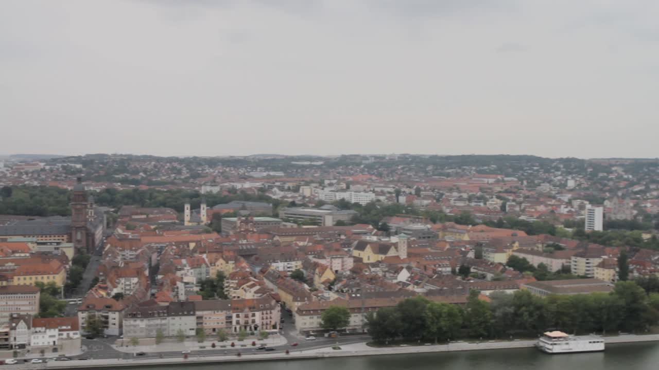 bamberg con el río y la arquitectura antigua, día nublado, toma panorámica, vista aérea