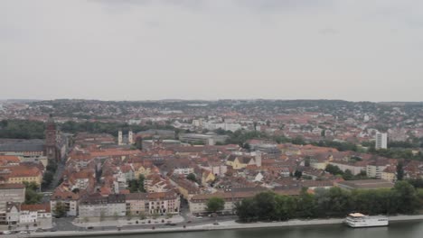 Bamberg-Con-Río-Y-Arquitectura-Antigua,-Día-Nublado,-Toma-Panorámica,-Vista-Aérea