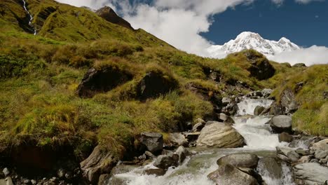 paisaje de río glacial y montañas cubiertas de nieve, nepal montaña río y paisaje de arroyo con agua corriente y montañas del himalaya en el cielo azul día soleado mientras trekking en nepal