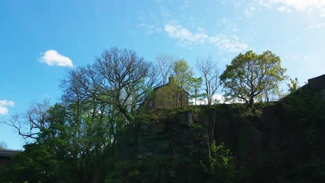 Dramatische-Enthüllung-Torrs-Neue-Mühlen-Antenne-An-Heißen-Sonnigen-Sommertagen-Mit-Blauer-Himmel-Luftdrohne