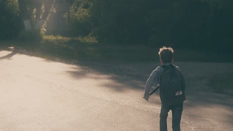 Colegial-Corre-Saltando-Lanza-Hojas-De-Papel-Blanco-1-Después-Del-Examen