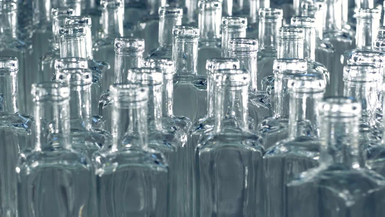 많은 신선한 유리 병이 약간 앞으로 밀려나거나 으로 움직이고 있습니다.