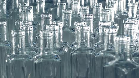 una gran cantidad de embotellados de vidrio fresco se empujan ligeramente hacia adelante o se mueven hacia los lados