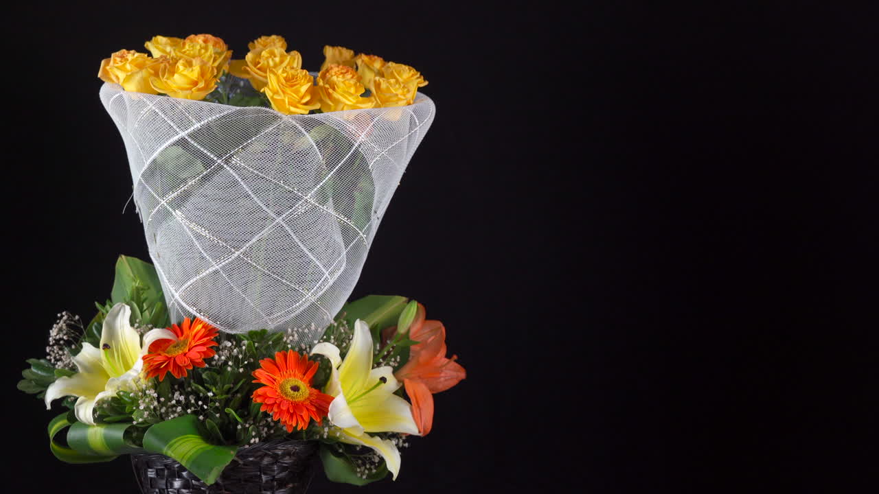 Karangan bunga mawar kuning, lili, gerbera, panning