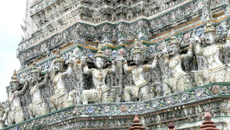 literatura tradicional tailandesa antigua estatua gigante alrededor de la base y la pagoda de wat arun