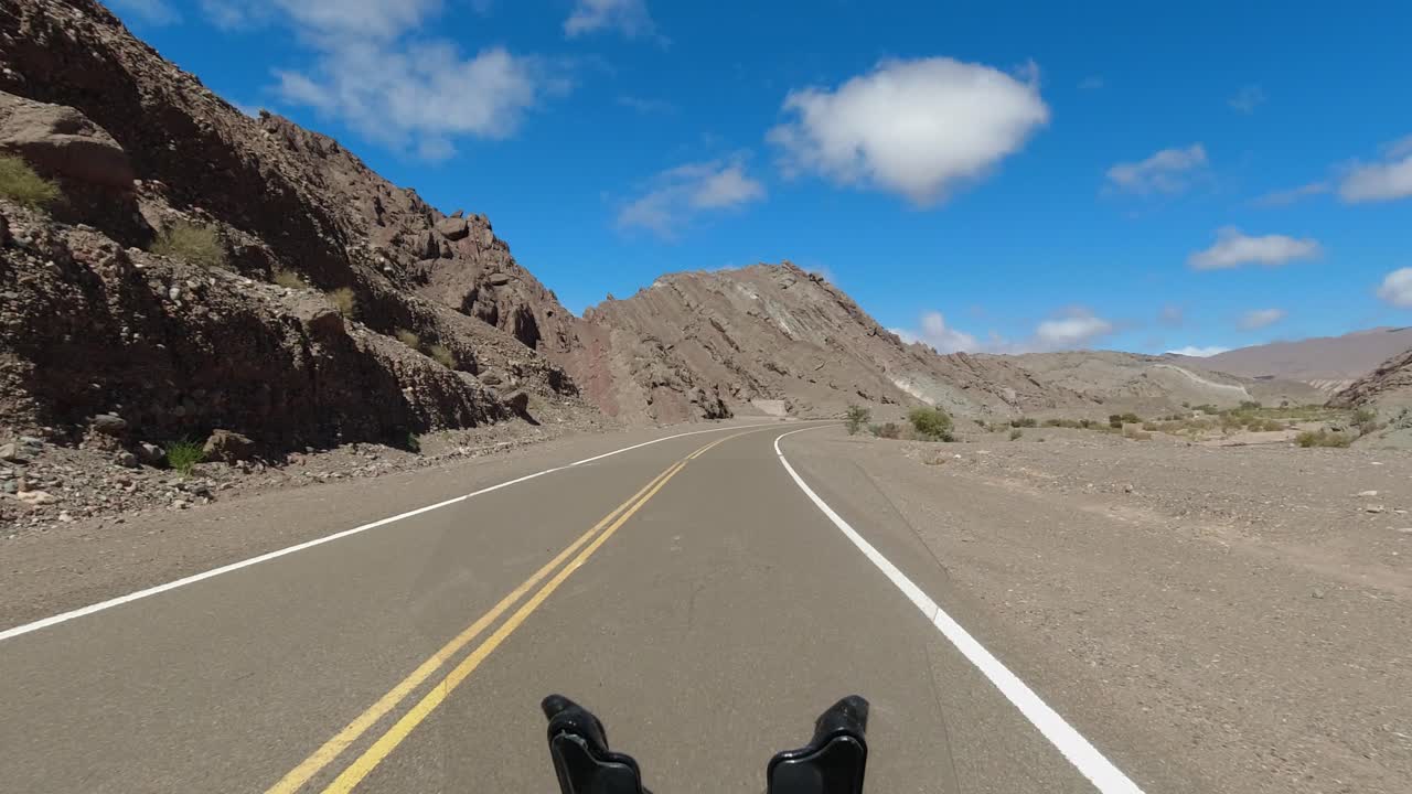 오토바이 pov: 모토를 타고 고속도로를 가로질러 험난한 산을 통과하는 모습