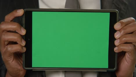 cu man sostiene la tableta en la cámara con pantalla verde
