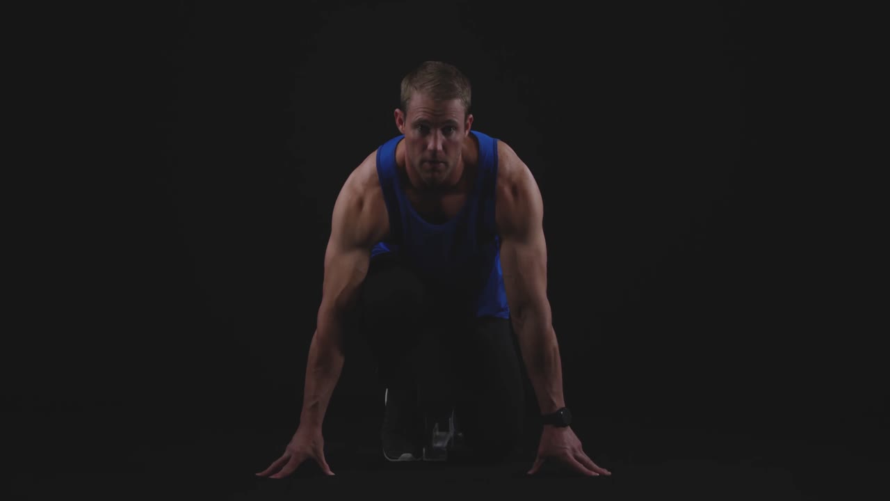 corredor masculino en los bloques de salida