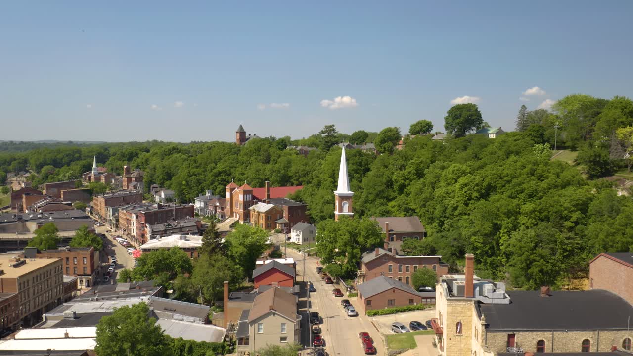 drone volando sobre galena, illinois - pequeña ciudad clásica en el medio oeste de estados unidos
