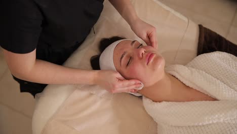 mujer recibiendo un tratamiento facial