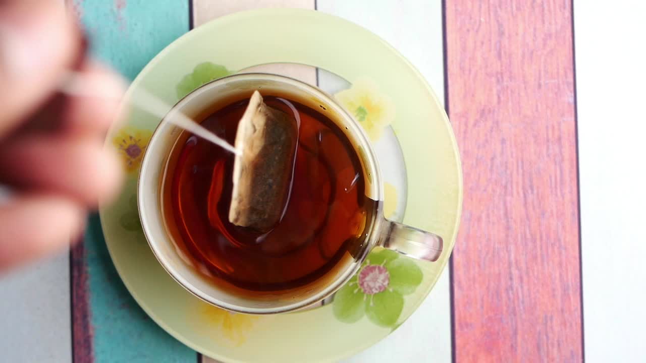 차 가방 으로 차 를 마시고 있는 차 한 잔