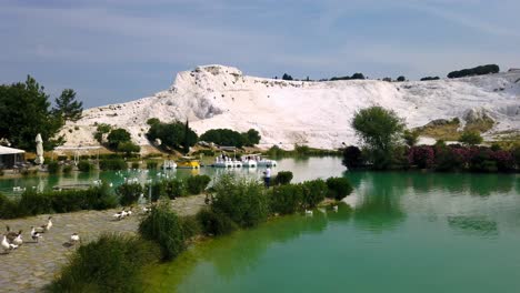 Pamukkale,-Was-Auf-Türkisch-„Baumwollschloss“-Bedeutet,-Ist-Eine-Naturstätte-In-Denizli-Im-Südwesten-Der-Türkei