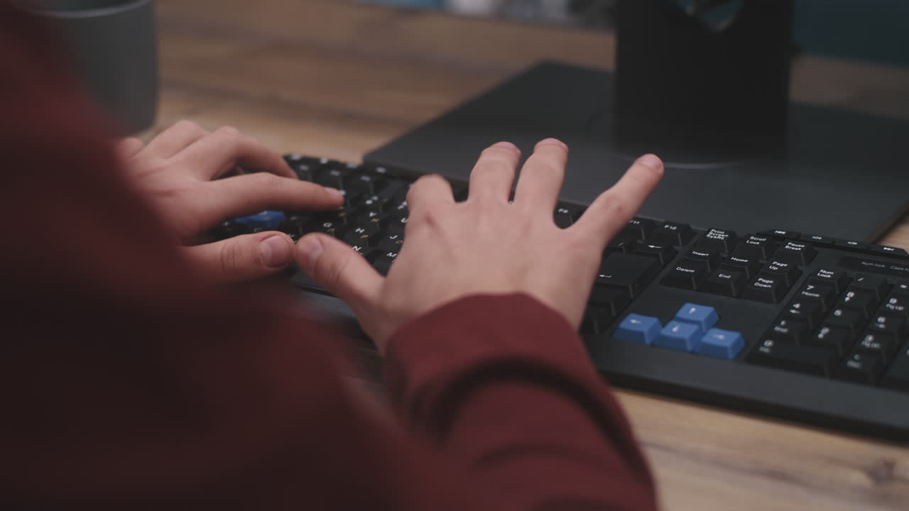 persona que escribe en un teclado de computadora