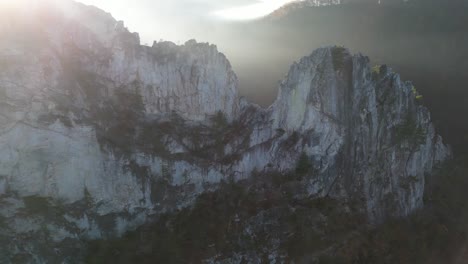 Seneca-Rocks-Brumoso-Mañana-Lado-Mosca-Drone