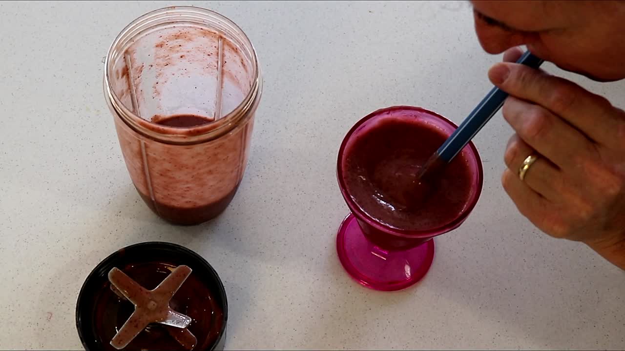 Uomo che beve un frullato di frutta fresca