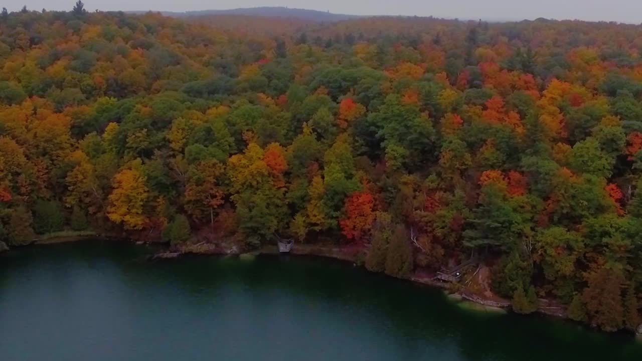 hermosa toma de drones del lago rosa en el parque gatineau durante la colorida temporada de otoño