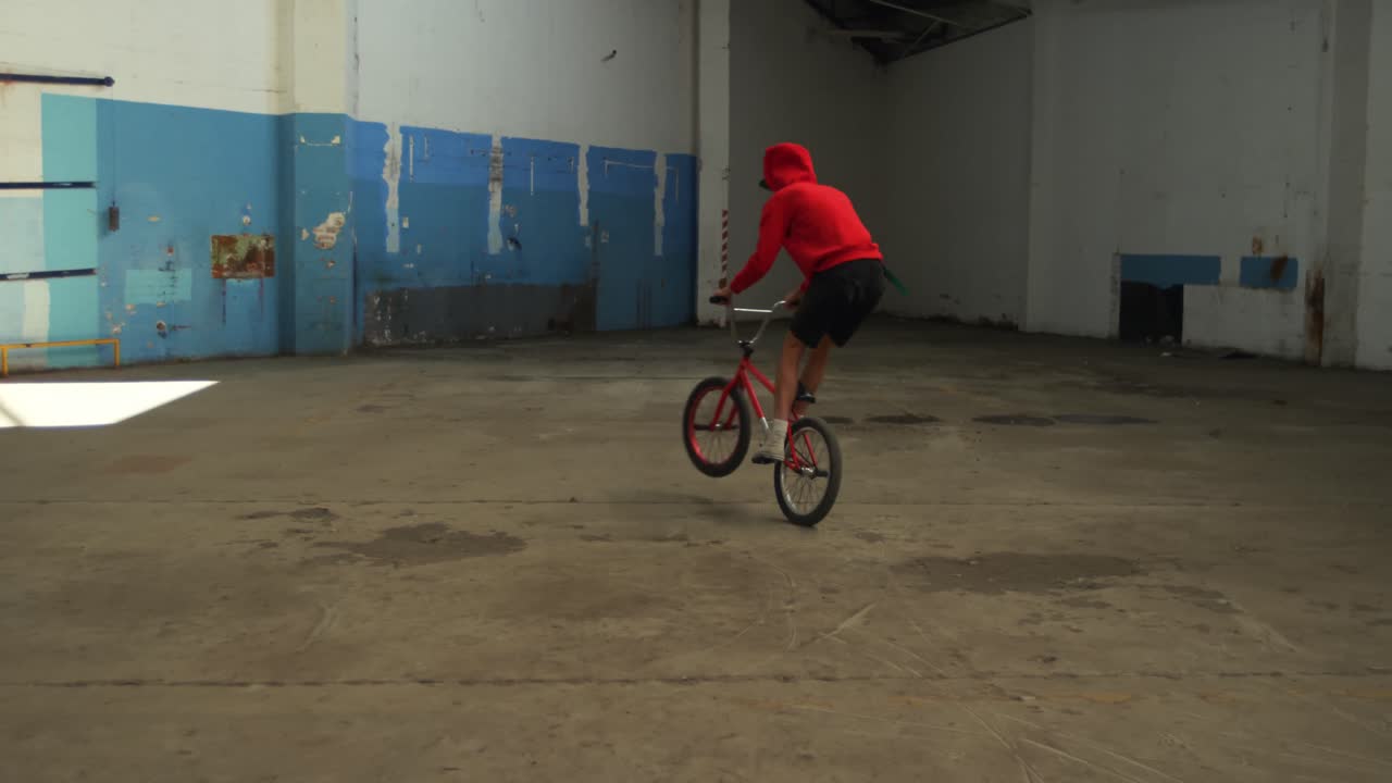 BMX-owiec w pustej hali