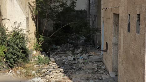 corredor del sótano al aire libre de un hotel abandonado