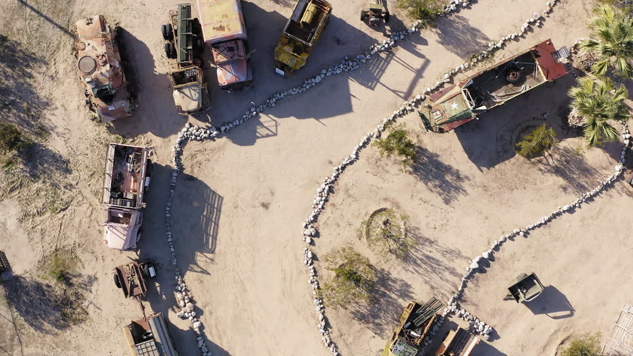 Veduta aerea di carri armati militari d'epoca nel deserto del Mojave, una scena storica