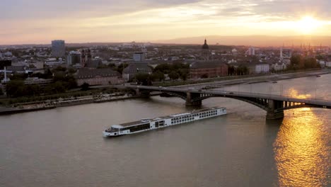 Barco-Por-El-Río-Rin-En-Maguncia-Al-Atardecer-2019