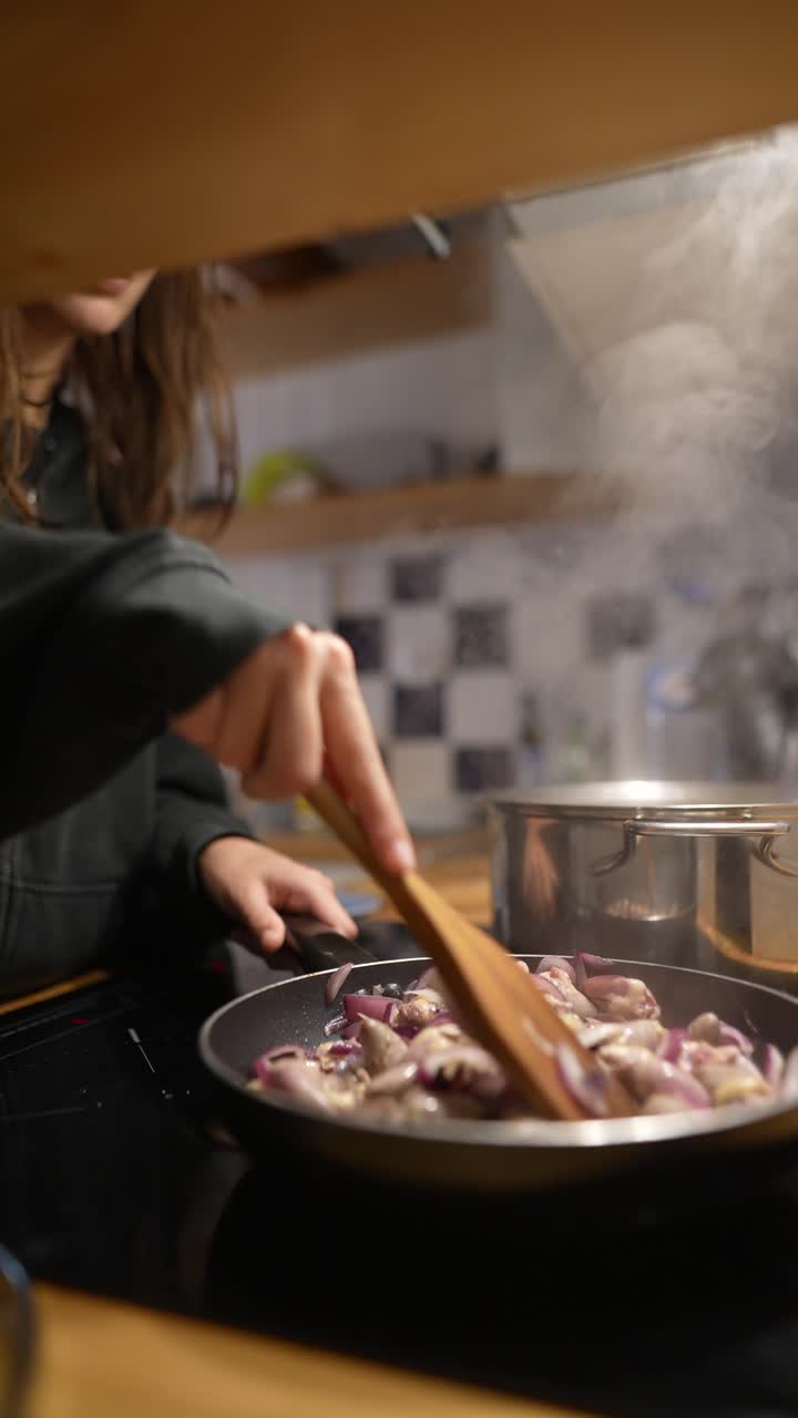 joven cocinando comida en una cocina
