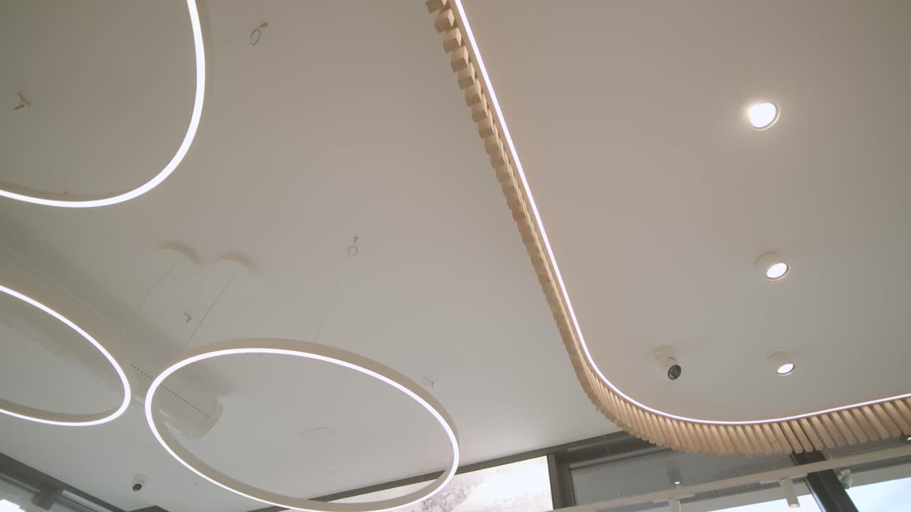 el techo de la habitación moderna está cubierto con luces futuristas