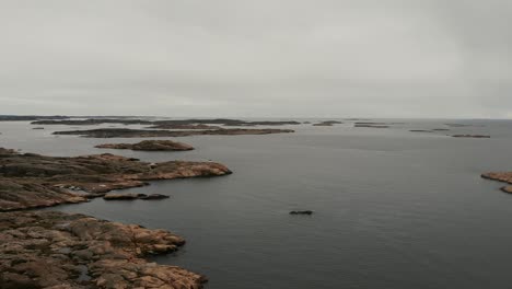 Antena-Sobre-La-Costa-Rocosa-Cerca-De-Lysekil,-Suecia